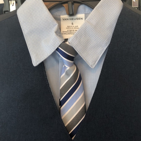 LIKE NEW Van Heusen Boy 4-pc. Suit Set - Picture 2 of 6